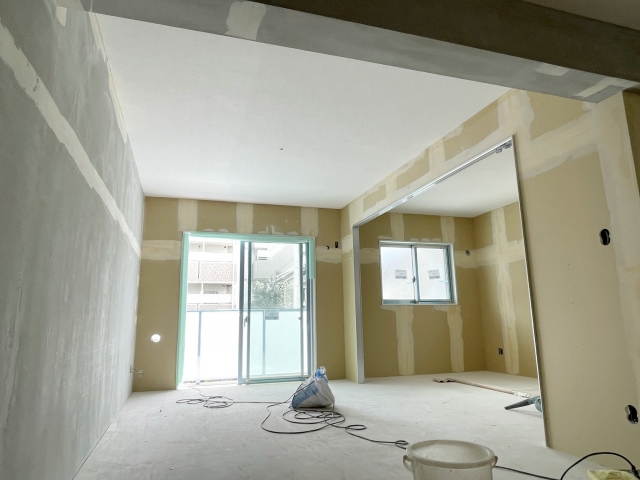 内装ボード施工中の部屋